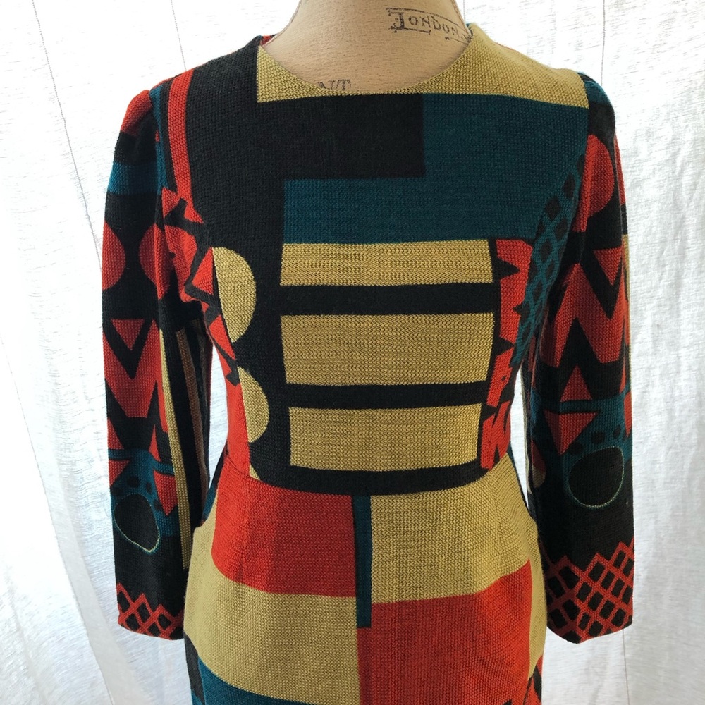 Color-blocked Shift Dress - Picture 11 of 16